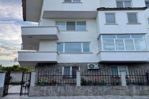 LAZAROVI Apartments, Khisarya