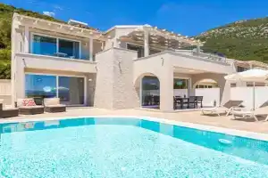 Villa Alora, Barbati