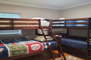 Great large home,8 min from Downtown Guest house, Pensacola