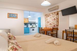 Comfort Double or Twin Room or semi-basement, Parikia