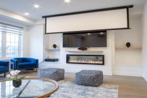 Modern 4-Bed Townhome with Cinema & Roof Terrace Guest house, Mississauga