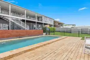Hillcrest House - A Poolside Retreat on the Coast, Hervey Bay