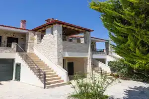 Stone Villa, Paliouri