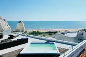 V Penthouse, Vieste