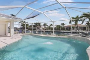 Waterfront home with pool table, heated pool and dock Guest house, Marco