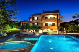 Villa Zlatni Dvori, Razanac