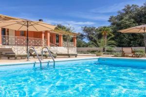 Villa Loukiana, Kavos