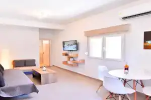 Adams Suites, Paleo Tsifliki