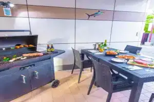 雨でも炭でBBQが出来る/プール付き!MAX12名/駐車2台可能! Guest house, Shirahama
