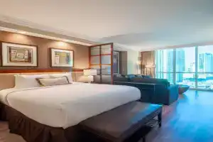 No Resort Fee Strip View Suite + Free Valet+ Pool, Las Vegas