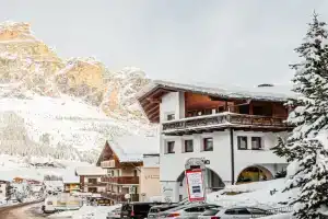 Posta Zirm Residence Apartments, Corvara