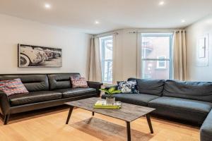 Ideal Group Stay in Charming Le Plateau Near Metro Apartments, Laval