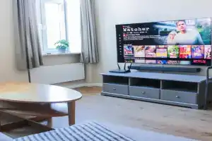 Luxury Renovated - 600 Mbit - 64 M2 - 65 inch TV Apartments, Riga