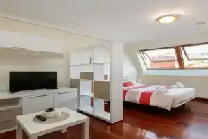 Luminoso ático para dos by CABANA Rentals Apartments, Vigo