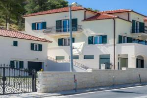 Family-friendly apartments with swimming pool - 22502, Hvar