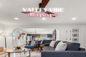 ValleyVibe: Modern Comfort in North Valley - an Irvie Home Guest house, Albuquerque