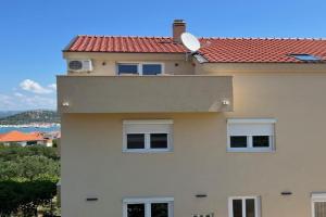 Jednosobni apartman s pogledom na more, Betina