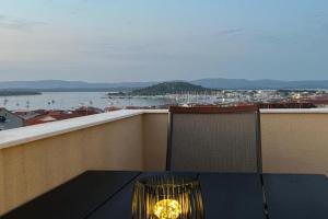 Dvosobni apartman s pogledom na more, Betina