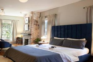 Intimate Library Studio - Minutes to Forsyth Park, Savannah