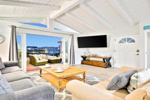 6 Bedroom Home with Rooftop Deck Between the Bay & the Beach, Newport Beach