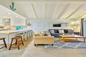 2 Story Home with Rooftop Deck next to the Bay & Beach Guest house, Newport Beach