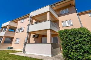 Apartments by the sea, Krk - 22410, Baska