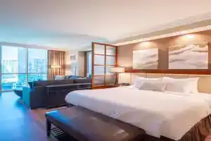 No Resort Fee Strip View Suite+ Free Valet + Pool, Las Vegas