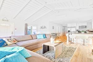 Cozy 3 Bedroom Across from Playground on the Beach, Newport Beach