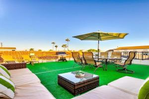 Duplex Across the Street from Beach & Boardwalk Guest house, Newport Beach