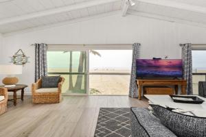 Multi Level Oceanfront Home With Oceanviews and Private Patio on the Boardwalk Guest house, Newport Beach