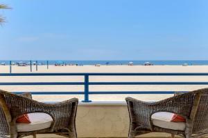 Multi Level Oceanfront Home With Oceanviews and Private Patio on the Sand Guest house, Newport Beach