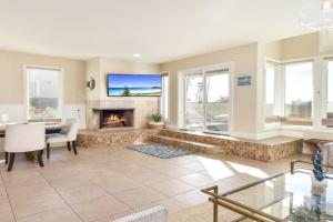 7 Bedroom Oceanfront Home & Back House, Newport Beach