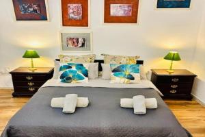 XL Massive Art-Filled Home in Central Area, WALK to Sliema, St Julian's Apartments, St Julians