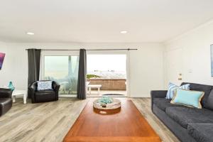 Updated Home with Patio on the Boardwalk near 15th St Guest house, Newport Beach