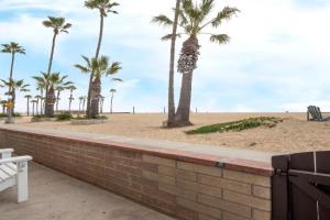 Oceanfront Triplex on Boardwalk with Ocean Views and Patio Guest house, Newport Beach