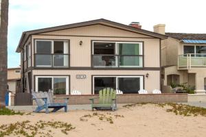 Updated Home on the Boardwalk with Private Rear Unit Guest house, Newport Beach