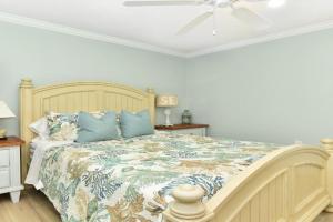 2 Bedroom BACK Apt at OCEANFRONT HOME on 15th St, Newport Beach
