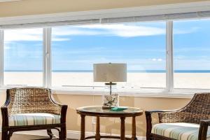 TWO BEACHFRONT BUNGALOWS ON THE SAND IN Guest house, Newport Beach