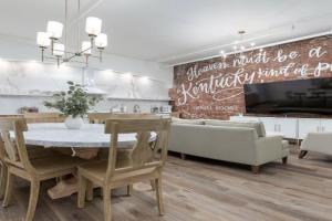 Glamorous Heart of Kentucky Suite Apartments, Louisville