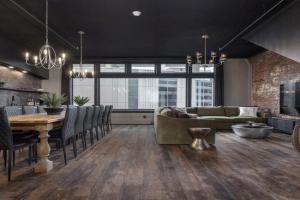 Penthouse Grand Executive Suite, Louisville