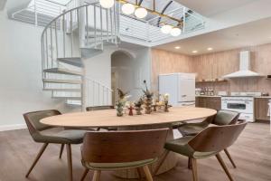 Skyline Bourbon Loft by Hollyhock Suites 5 Bedrooms-2 baths With Soaking Tub, Louisville