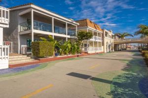 5 Bedroom duplex with Patio & Balcony walk to Pier, Newport Beach