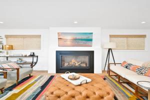 4 Bedrooms in BRAND NEW Luxury built Home walk to the beach, Newport Beach