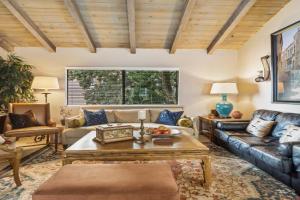 2 Bed 2 Bath BACK APT Steps to the Sand Guest house, Newport Beach