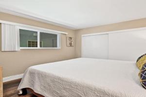 Giant Beachfront Home with Parking near the Pier Guest house, Newport Beach