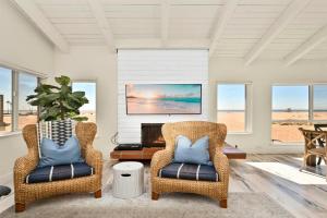 Beachfront home with Sweeping Ocean Views, AC, Walk to the Pier, Restaurants, Shops, Activities Guest house, Newport Beach