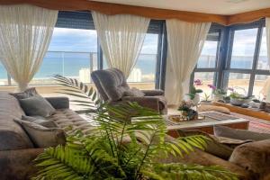 Exquisite Sunset Penthouse, Haifa