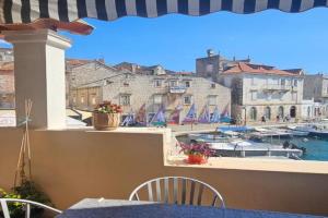 House Benbello, Milna