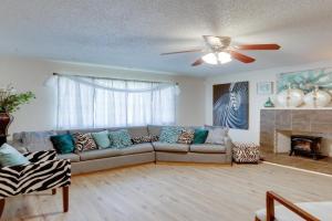 Near Airport and Dtwn Breezy Home! Guest house, Fresno