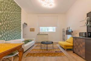 Home Sweet Home Apartments, Rho